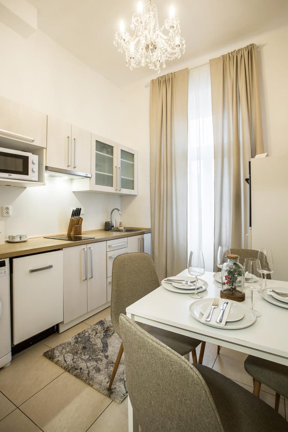 Kitchen or kitchenette, Seating area, Dining area, minibar, pet friendly, stove