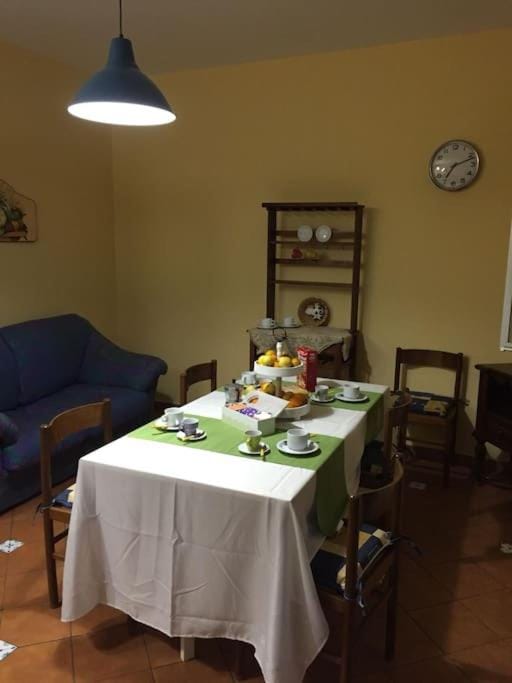 Food and drinks, Seating area, Dining area, kitchen