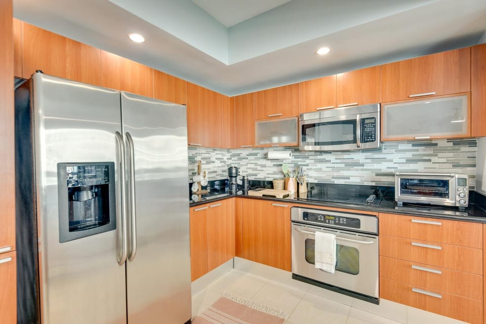 Luxe Resort Condo - 2 Mi to Daytona Beach! House in Holly Hill