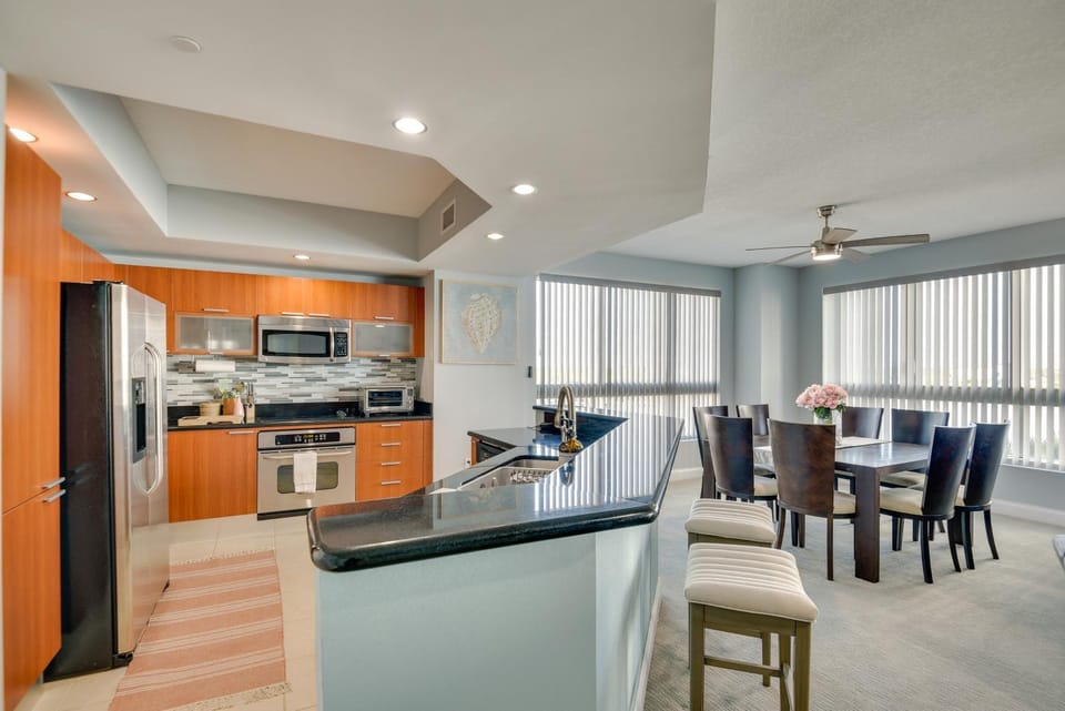 Luxe Resort Condo - 2 Mi to Daytona Beach! House in Holly Hill