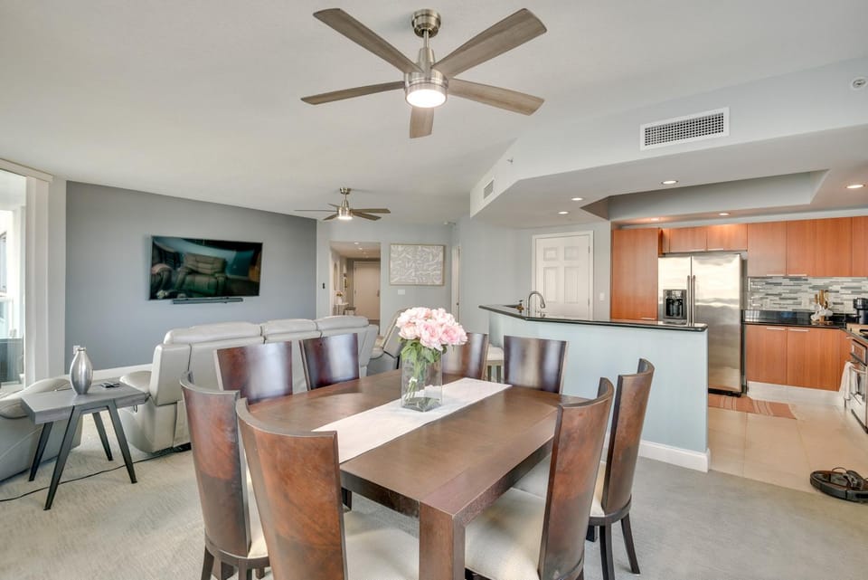 Luxe Resort Condo - 2 Mi to Daytona Beach! House in Holly Hill