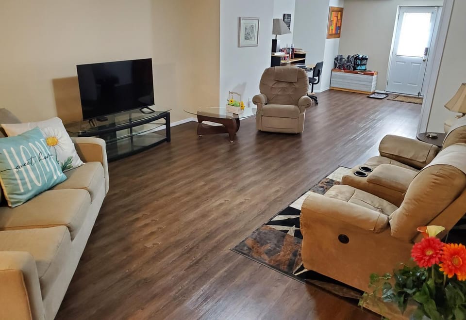 TV and multimedia, Living room, Seating area, Evening entertainment
