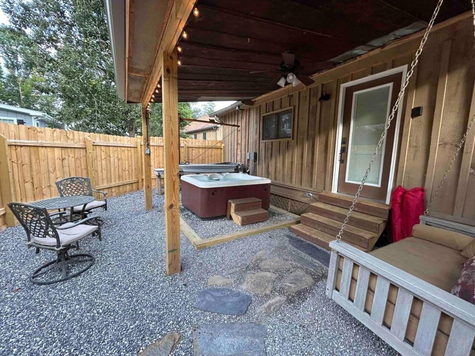 Property building, Patio, Natural landscape, Hot Tub, Balcony/Terrace, Dining area