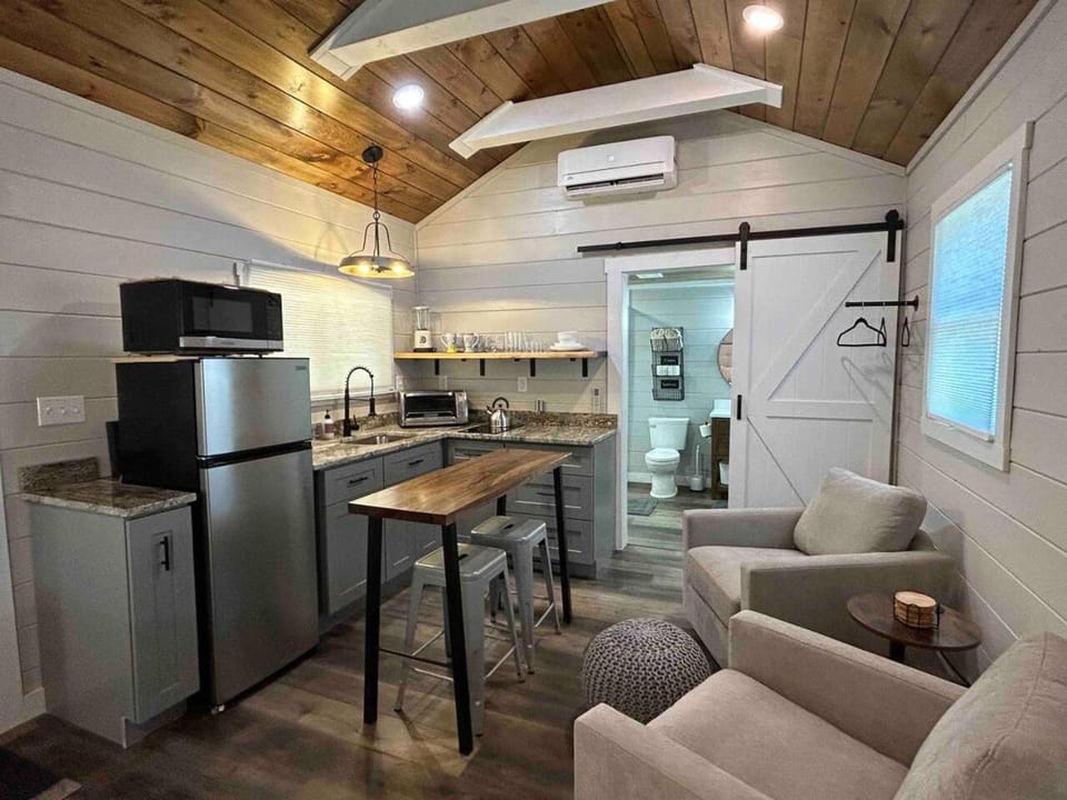 TV and multimedia, Kitchen or kitchenette, Living room, Seating area, Dining area, minibar, pet friendly, stove, toaster, air conditioner