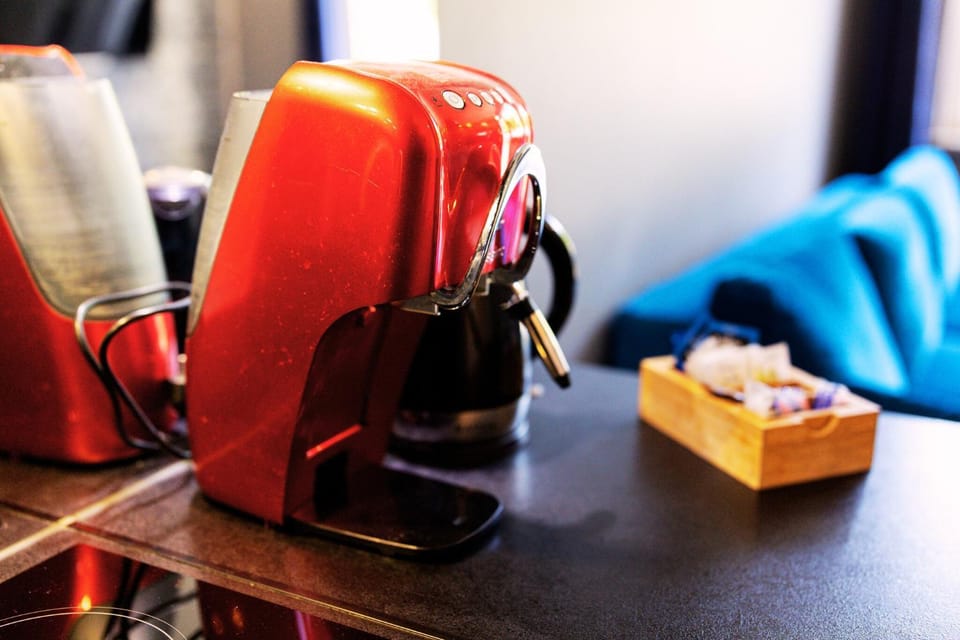 Coffee/tea facilities, Kitchen or kitchenette, Seating area