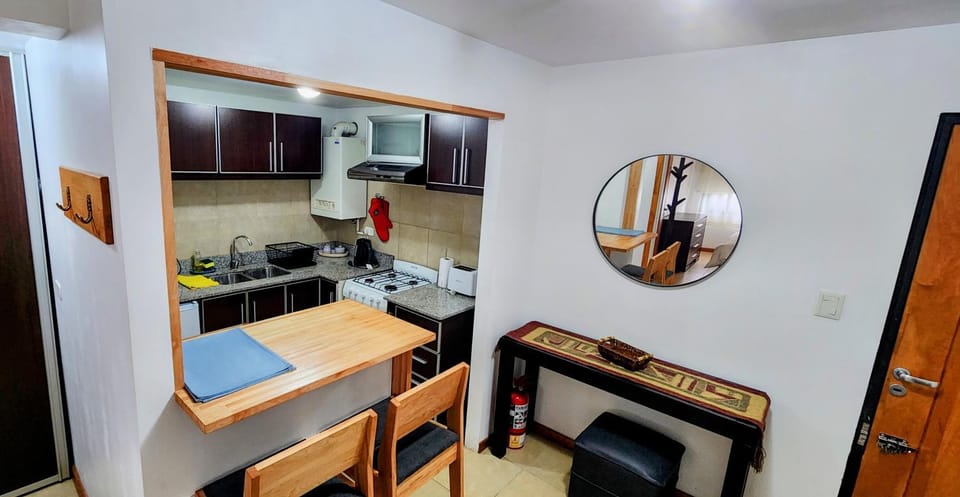 Kitchen or kitchenette, Dining area, minibar
