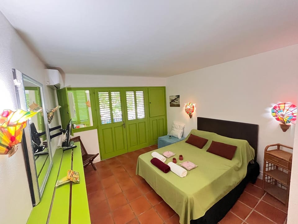 Bed, TV and multimedia, Photo of the whole room, Bedroom