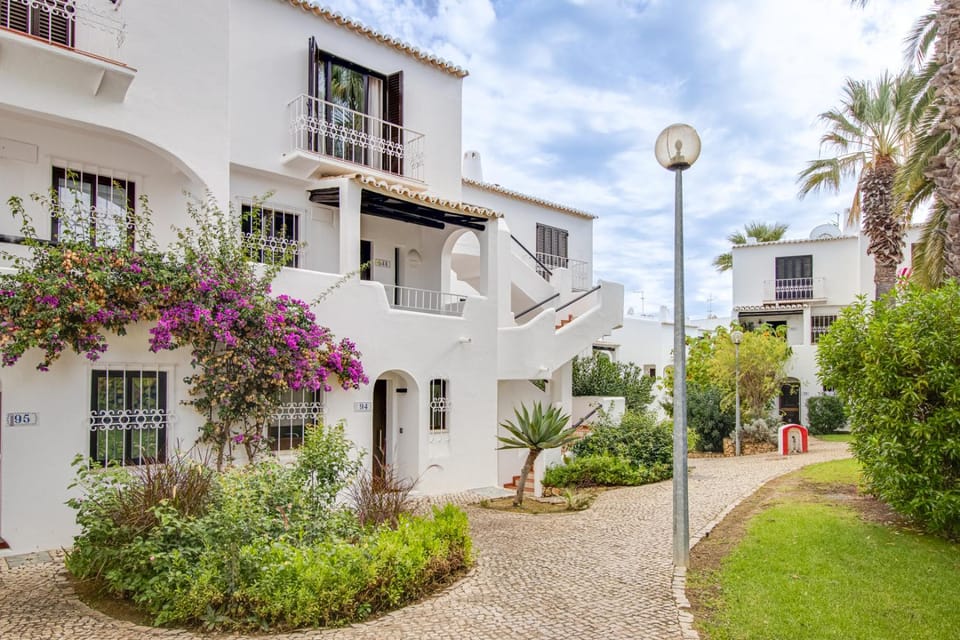 Property building, Spring, Day, Neighbourhood, Garden, Garden view, Street view