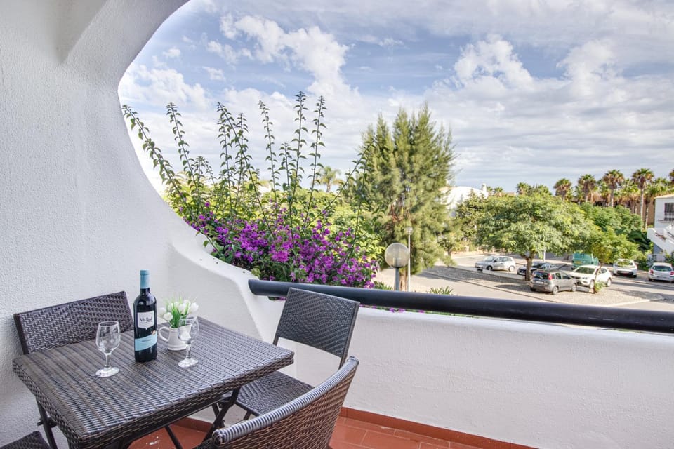 Day, Garden, View (from property/room), Balcony/Terrace, Living room, Seating area, Dining area, Garden view, Parking