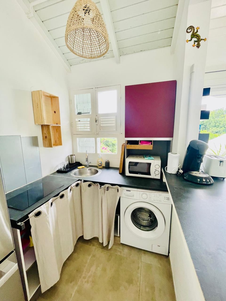 Kitchen or kitchenette, minibar, stove, toaster, washing machine
