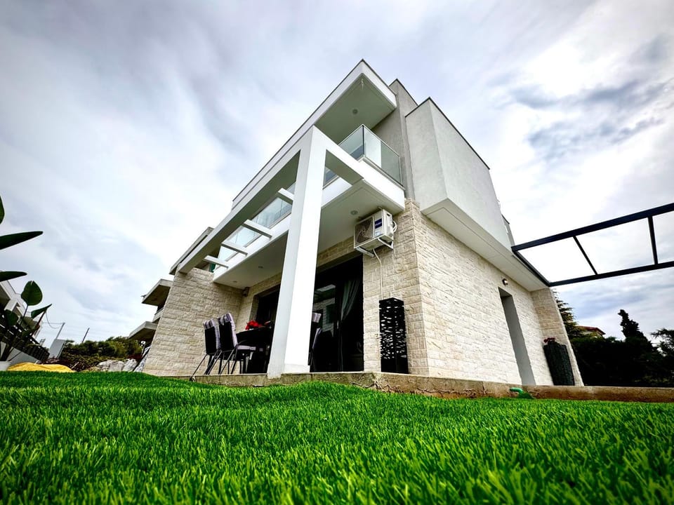 Property building, Patio, Garden, Parking, internet