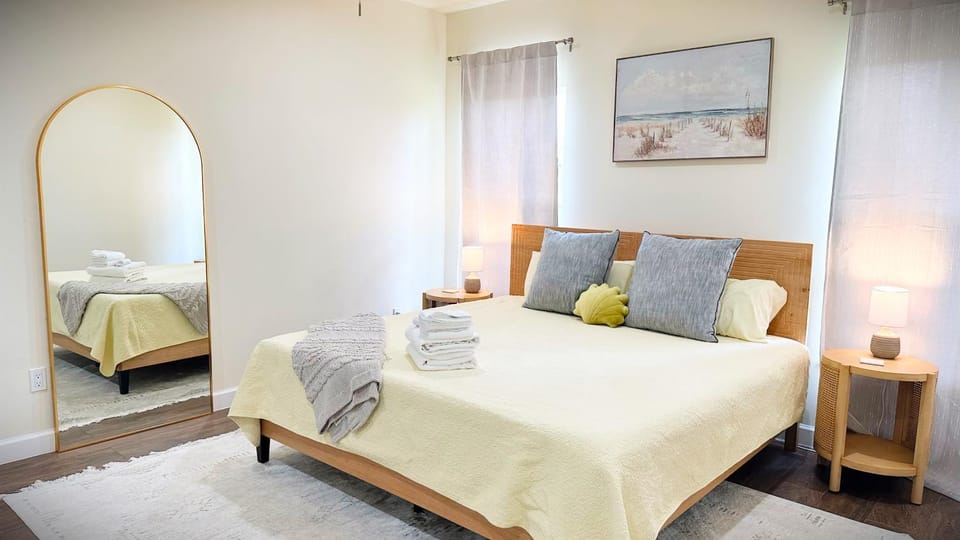 Photo of the whole room, Bedroom