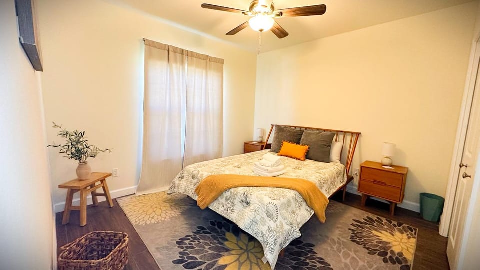 Bed, Photo of the whole room, Bedroom, fireplace