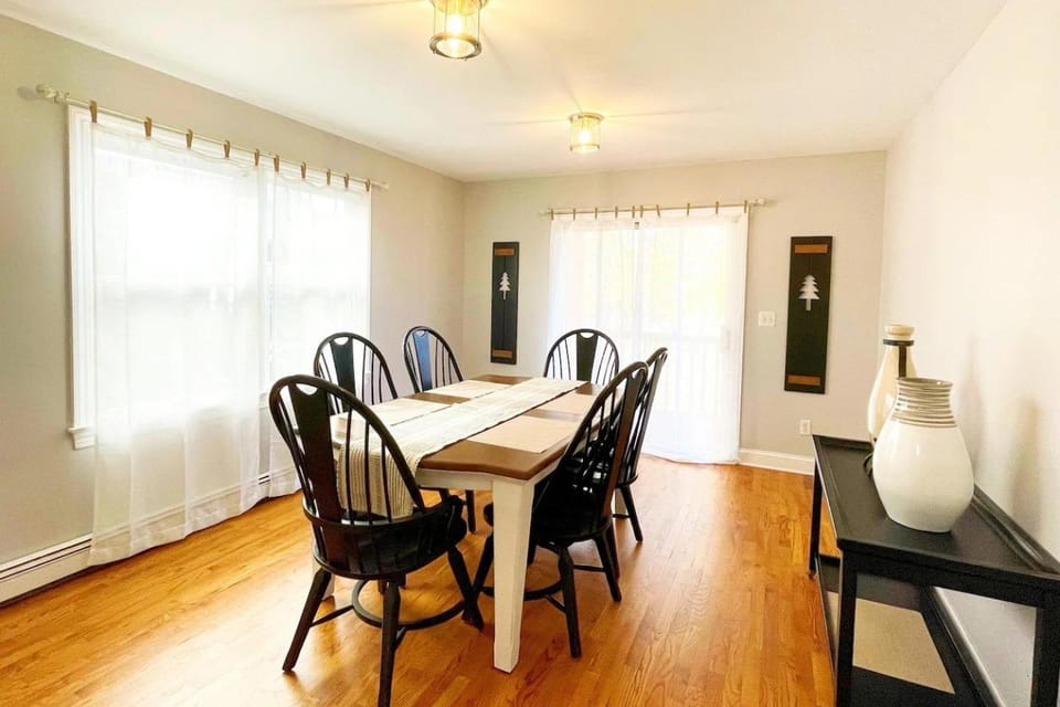 Seating area, Dining area