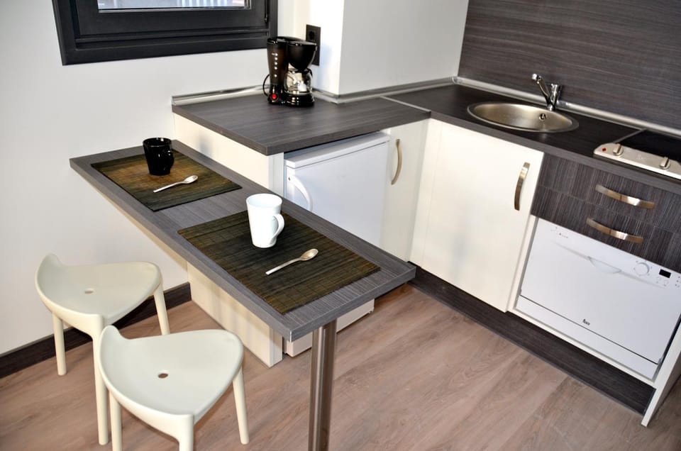 Kitchen or kitchenette, minibar, stove