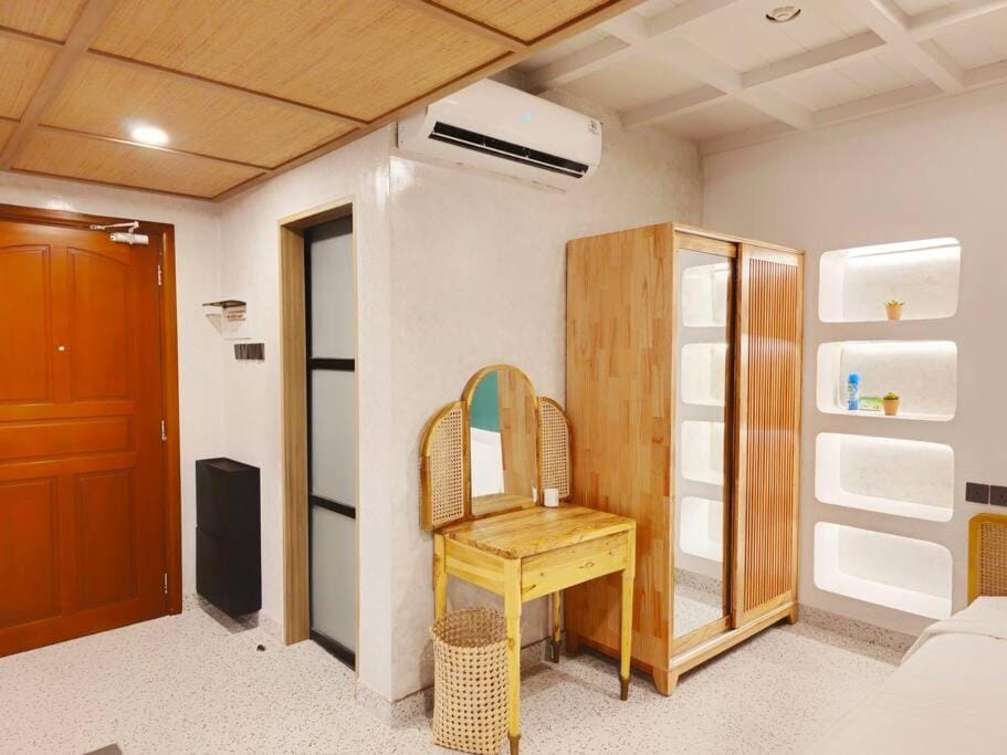 wardrobe, air conditioner
