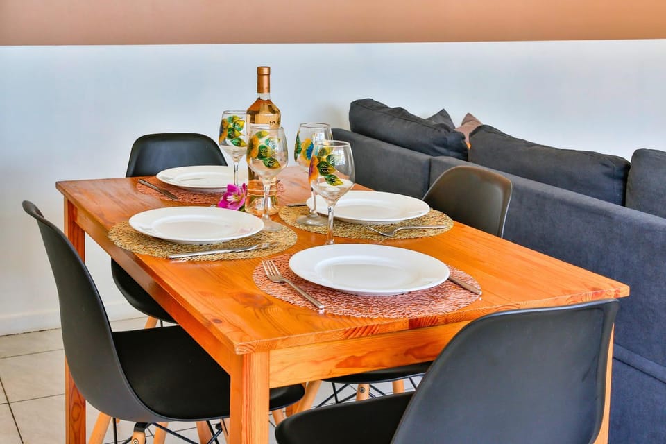 Seating area, Dining area