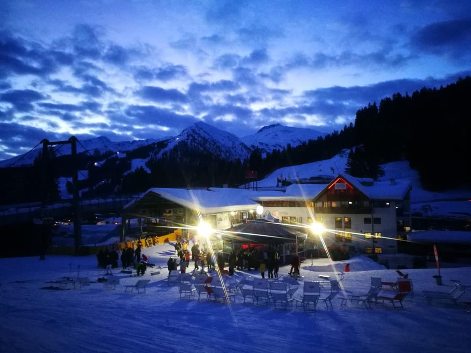 Property building, Winter, Nightclub / DJ, Nightclub / DJ