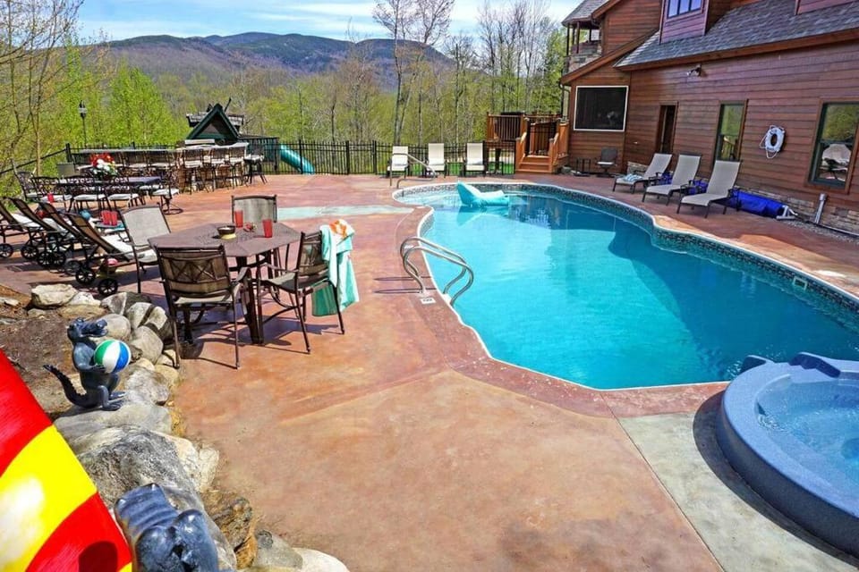 The Glen House -9 Bdrm Estate Sleep 26 Movie Theater,Pool,Golf,Ski House in Newry