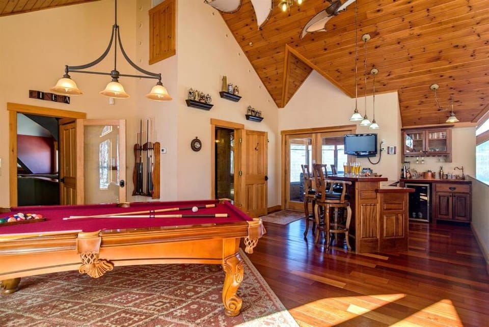 The Glen House -9 Bdrm Estate Sleep 26 Movie Theater,Pool,Golf,Ski House in Newry