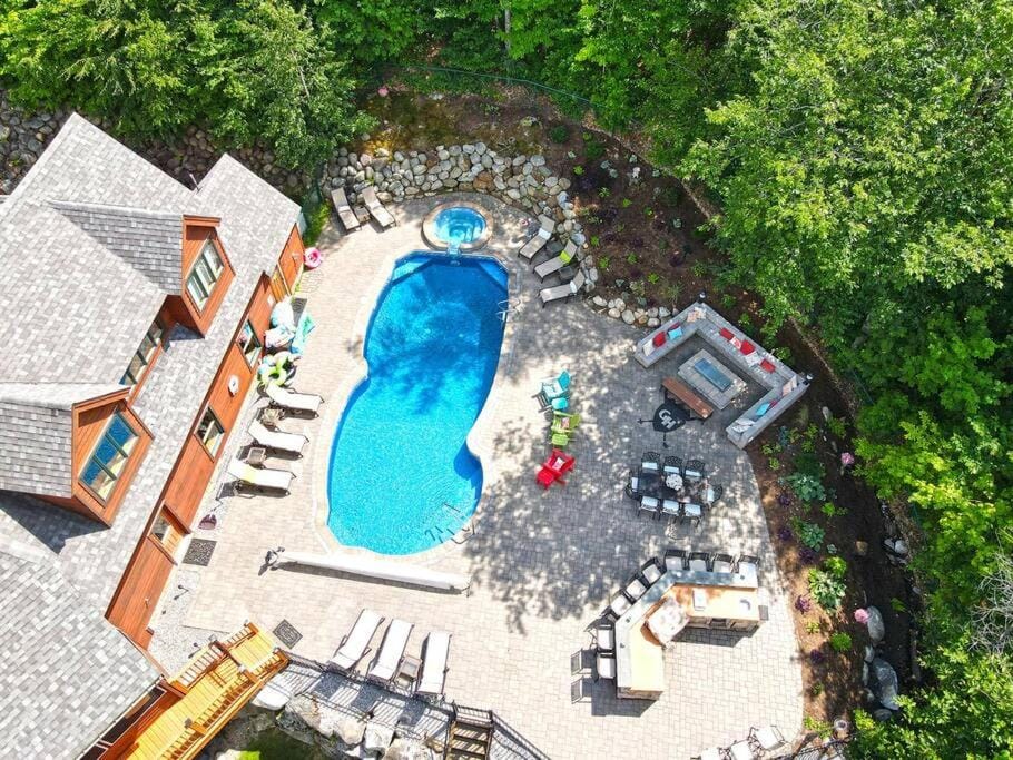 The Glen House -9 Bdrm Estate Sleep 26 Movie Theater,Pool,Golf,Ski House in Newry