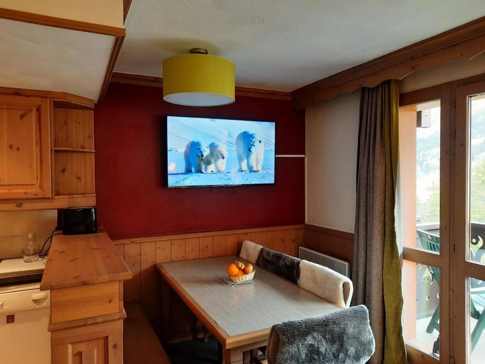 Bed, TV and multimedia, fireplace, furniture