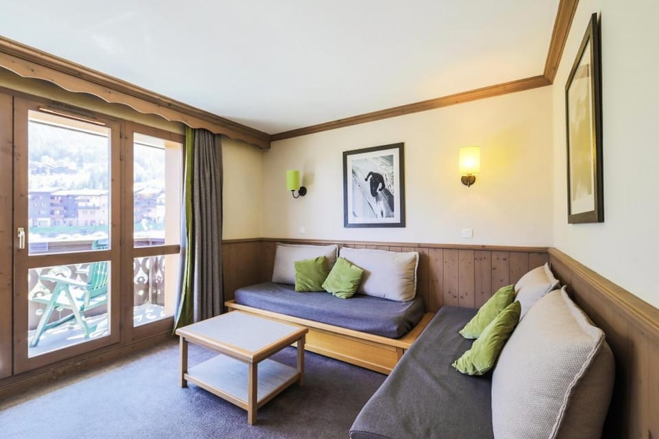 Bed, Living room, Bedroom