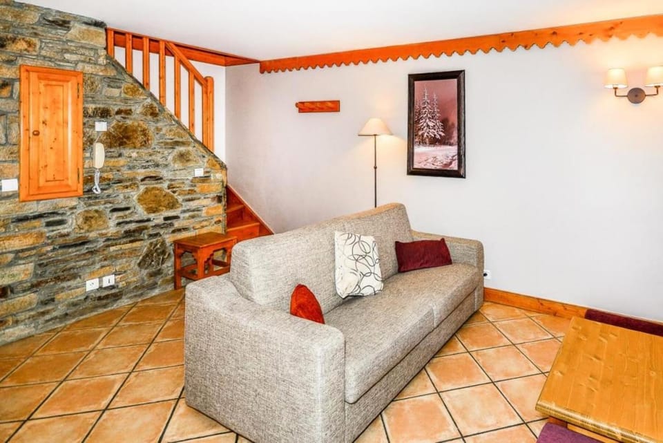 Bed, Living room, fireplace