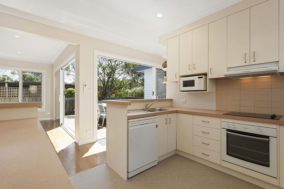Kitchen or kitchenette, Dining area, dishwasher, minibar, pet friendly, stove, toaster