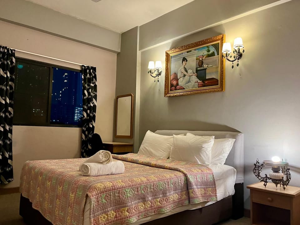 Bed, Photo of the whole room, Decorative detail, Bedroom, towels