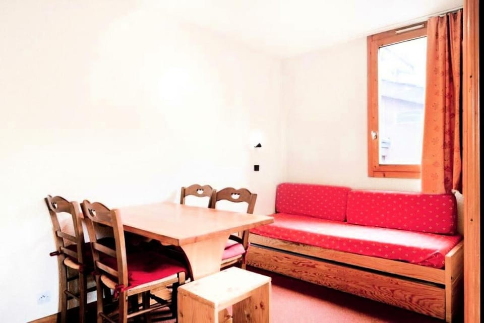Bed, Living room