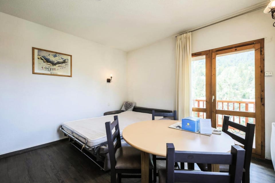 Bed, kitchen