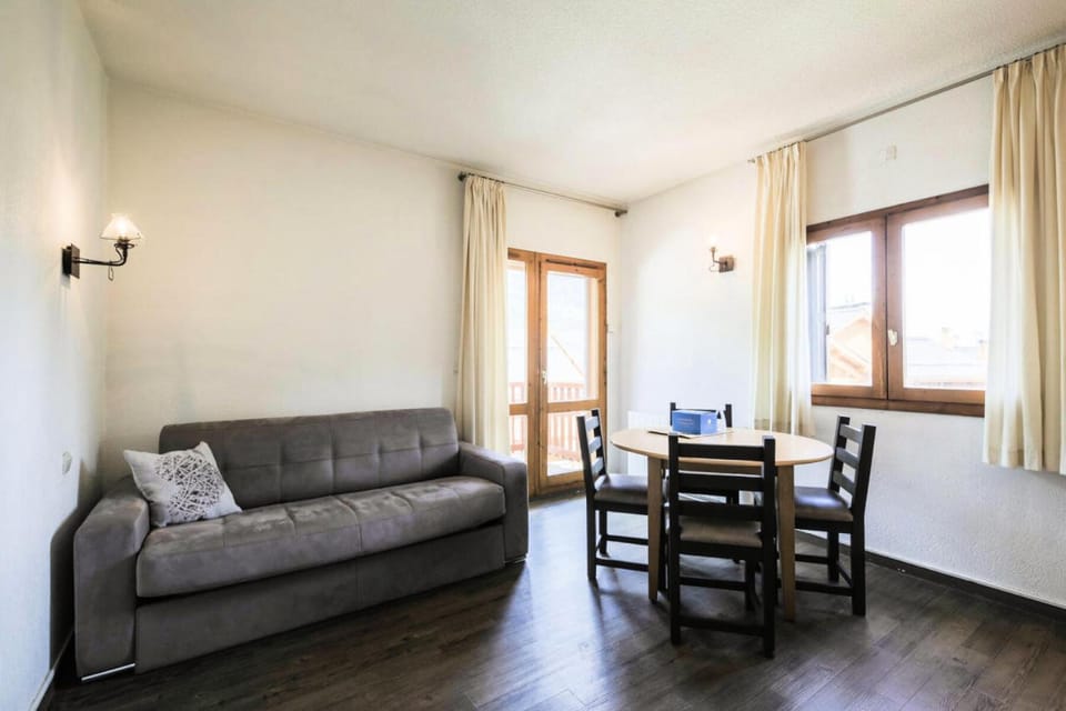 Bed, Living room, kitchen