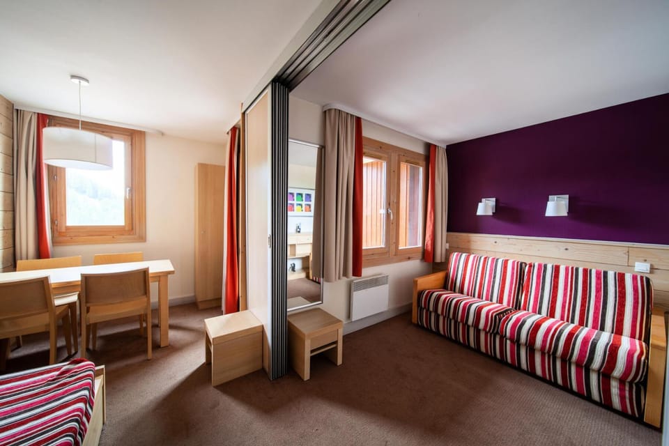 Bed, Bedroom, kitchen