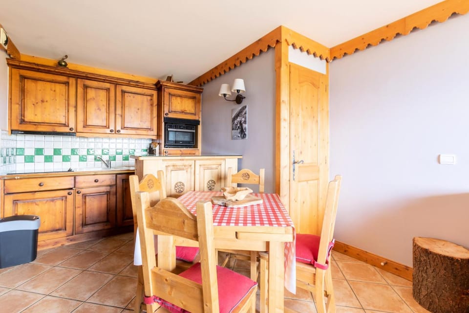 Bed, Bedroom, kitchen