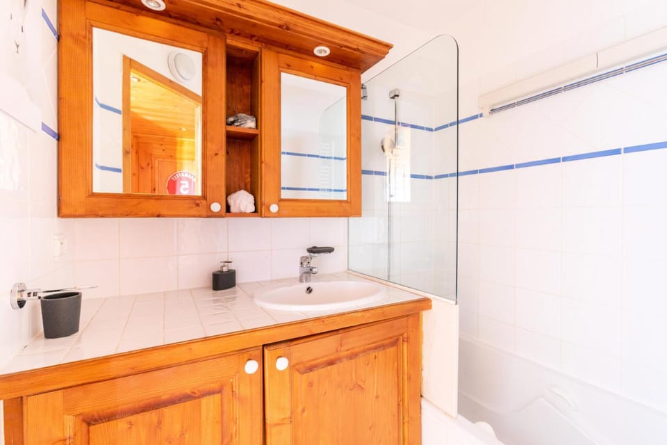 Shower, kitchen