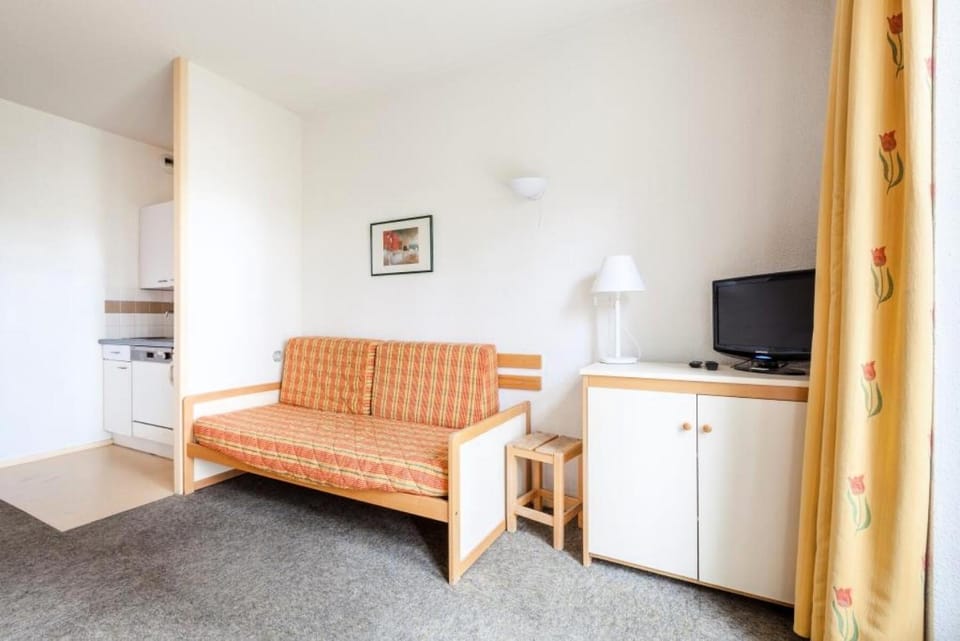 Bed, Living room