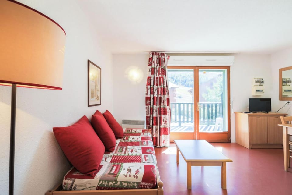 Bed, Living room, Bedroom, fireplace, furniture