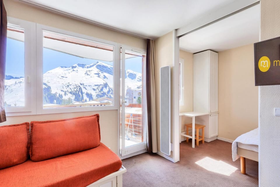 Bed, Living room, Bedroom