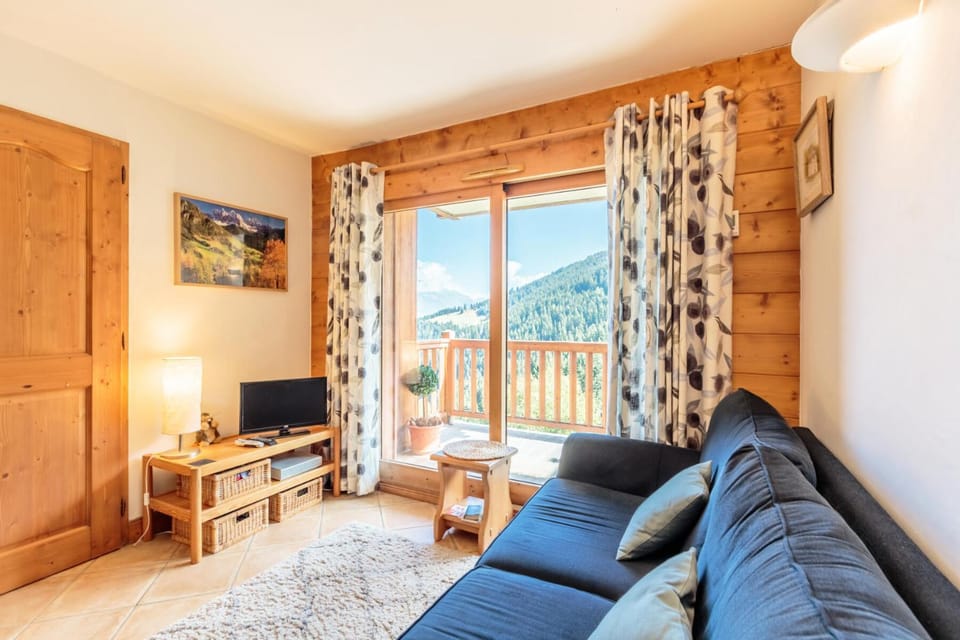 Bed, Living room, fireplace, kitchen