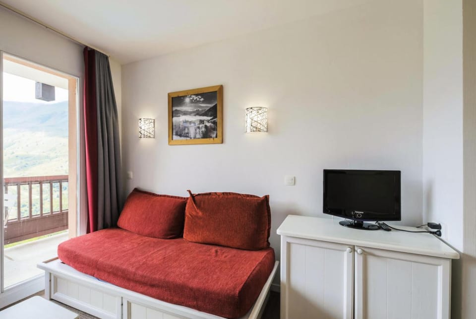 Bed, Living room