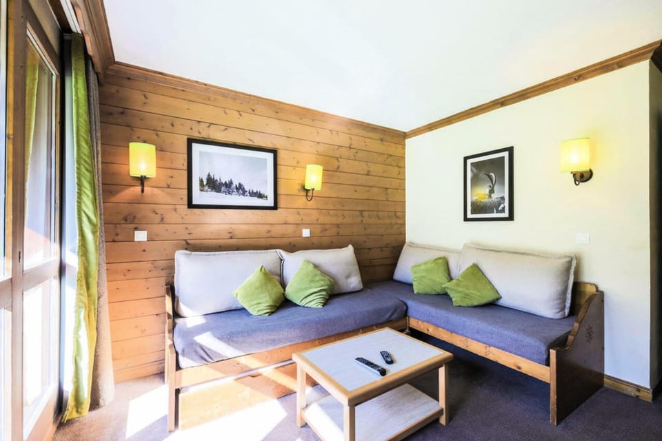 Bed, Living room, Bedroom