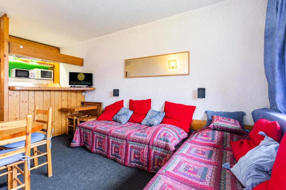 Bed, Living room, Bedroom