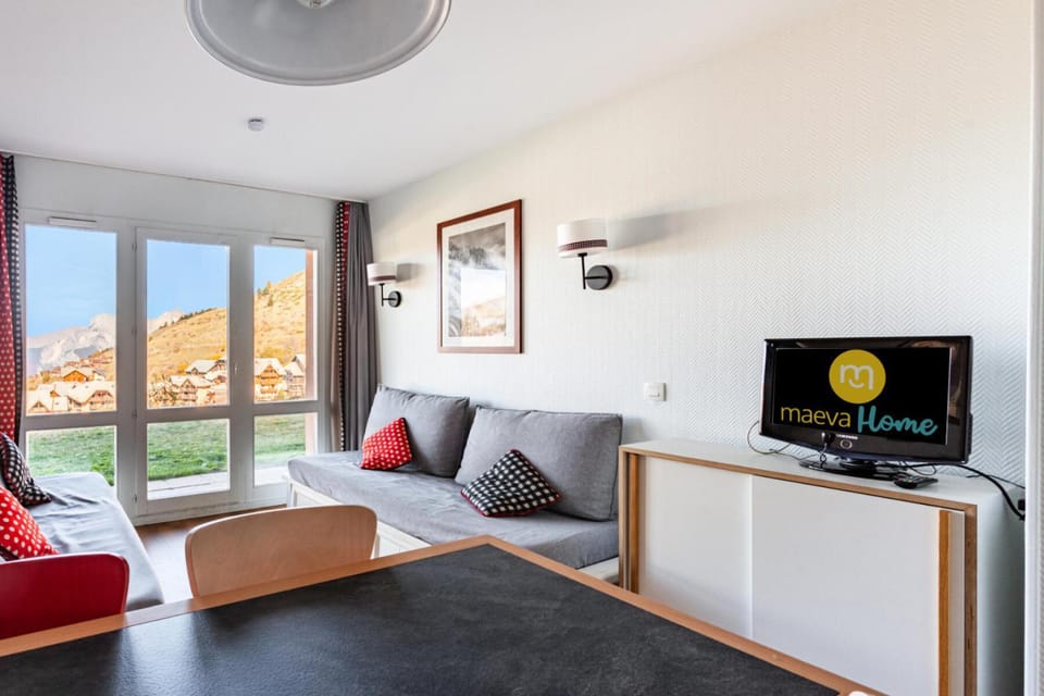 Bed, TV and multimedia, Living room