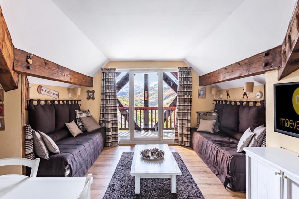 Bed, Living room, Bedroom, fireplace, furniture, kitchen