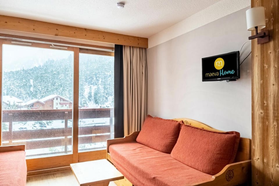 Bed, Living room