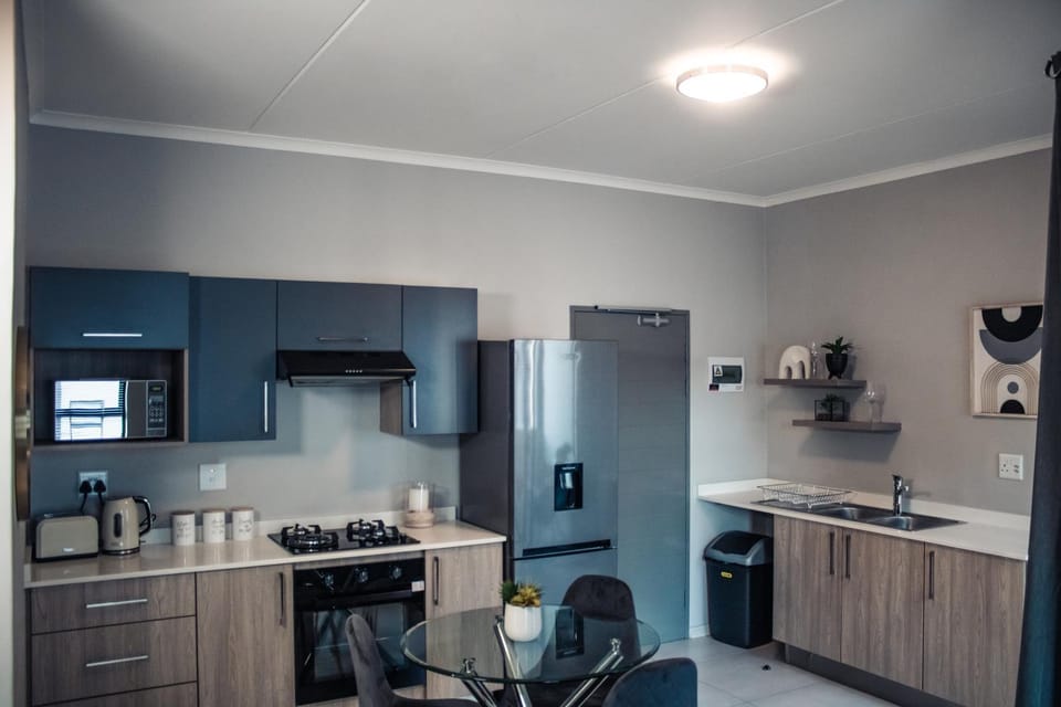 Coffee/tea facilities, Kitchen or kitchenette, Dining area, minibar, oven, pet friendly, stove