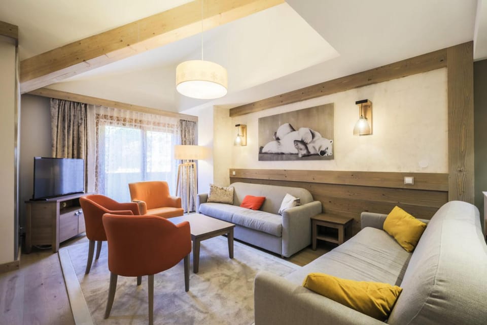 Bed, Living room, Bedroom, fireplace, kitchen