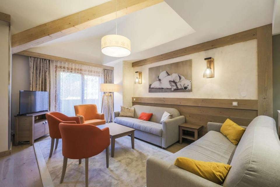 Bed, Living room, Bedroom, fireplace, kitchen