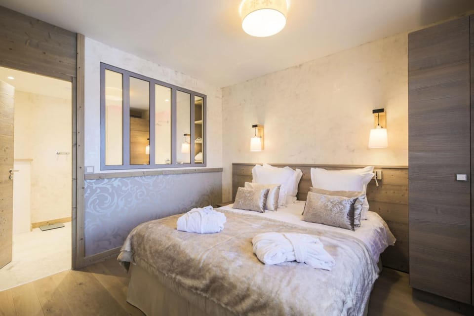 Bed, Living room